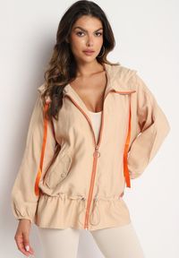 Born2be - Ciemnobeżowa Kurtka Jednorzędowa z Bawełną Kapturem i Wstążką Zakończona Ściągaczem Martinis. Okazja: na co dzień. Kolor: beżowy. Materiał: bawełna. Wzór: aplikacja. Styl: casual, elegancki, klasyczny #5