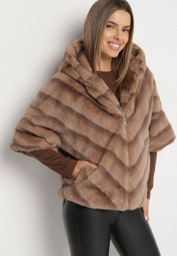 Born2be - Beżowa Kurtka Futerko Oversize z Kapturem i Rękawami 3/4 Idanne. Okazja: na co dzień. Typ kołnierza: kaptur. Kolor: beżowy. Materiał: futro. Styl: elegancki, klasyczny, casual