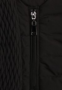 Born2be - Czarna Pikowana Kamizelka ze Stójką i Zasuwanymi Kieszeniami Lorenith. Typ kołnierza: kołnierzyk stójkowy. Kolor: czarny. Materiał: jeans. Styl: elegancki #8