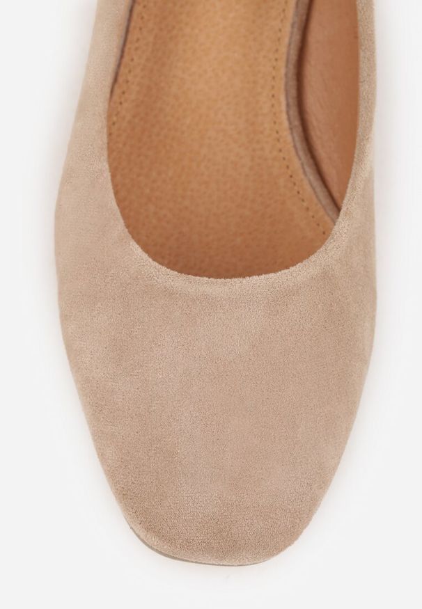 Renee - Ciemnobeżowe Czółenka z Wkładką z Naturalnej Skóry i Metaliczną Wstawką Sariann. Kolor: beżowy. Materiał: skóra. Obcas: na obcasie. Styl: elegancki. Wysokość obcasa: średni