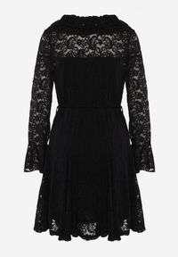 Renee - Czarna Sukienka z Koronki Zdobiona Rozszerzanymi Rękawami i Wąskim Paskiem Kylimna. Okazja: na imprezę. Typ kołnierza: kołnierz z falbankami. Kolor: czarny. Materiał: koronka. Długość rękawa: na ramiączkach. Wzór: aplikacja, koronka #6