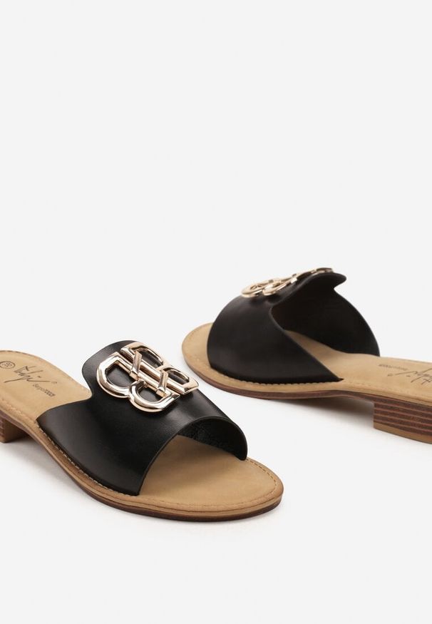 Born2be - Czarne Płaskie Klapki Wykończone z Przodu Ozdobą Tesalia. Okazja: na co dzień. Kolor: czarny. Materiał: len. Wzór: aplikacja. Styl: casual, elegancki