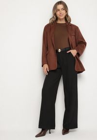 Born2be - Czarne Garniturowe Spodnie o Szerokim Kroju z Paskiem ze Sprzączką Muszelką Saliavia. Okazja: na co dzień. Kolor: czarny. Styl: klasyczny, casual, elegancki