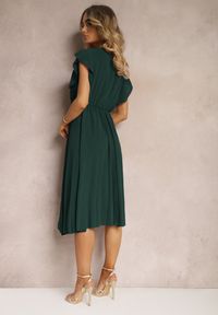 Renee - Ciemnozielona Sukienka z Trójkątnym Dekoltem z Gumką w Pasie o Plisowanym Kroju Doetta. Kolor: zielony. Długość rękawa: krótki rękaw. Styl: elegancki