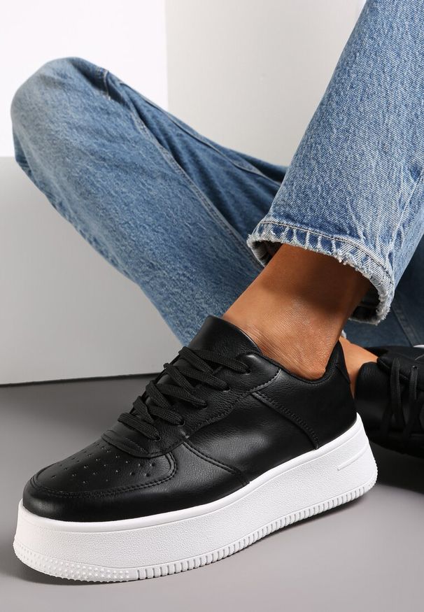Renee - Czarne Sznurowane Sneakersy na Platformie z Bieżnikiem Arvilla. Kolor: czarny. Materiał: skóra, materiał. Obcas: na platformie