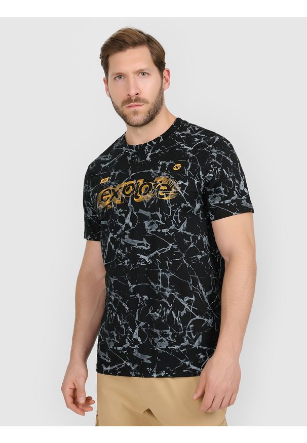 4f - 4F T-shirt regular z nadrukiem męski - czarny M. Okazja: na co dzień. Kolor: czarny. Materiał: bawełna, dzianina. Długość rękawa: krótki rękaw. Długość: krótkie. Wzór: nadruk. Styl: casual