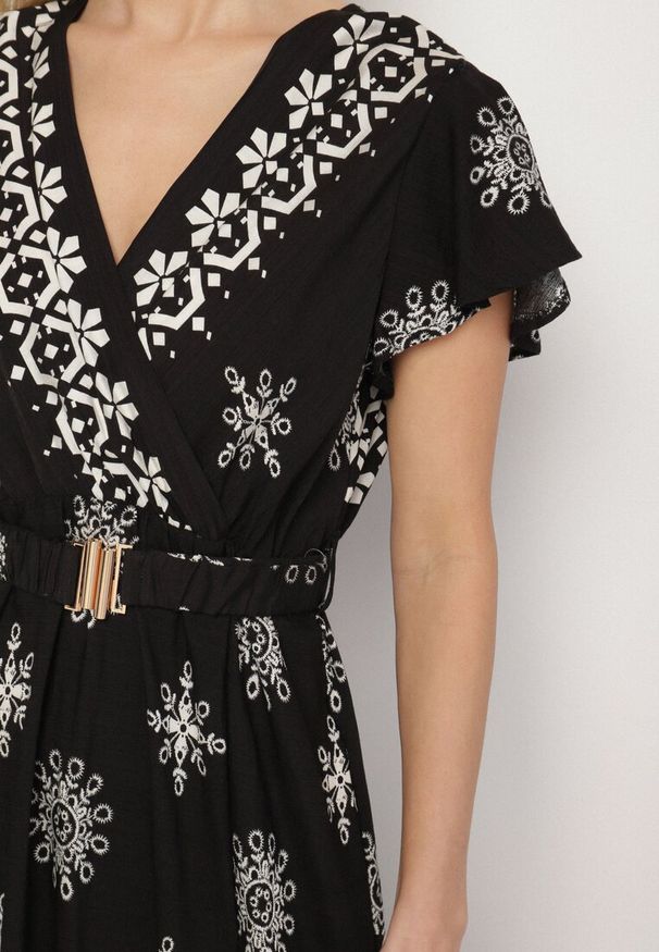 Born2be - Czarna Sukienka w Ornamentalny Wzór z Elastycznym Paskiem Tosvanna. Okazja: na co dzień. Kolor: czarny. Długość rękawa: krótki rękaw. Wzór: aplikacja. Typ sukienki: proste, kopertowe. Styl: elegancki, klasyczny, casual