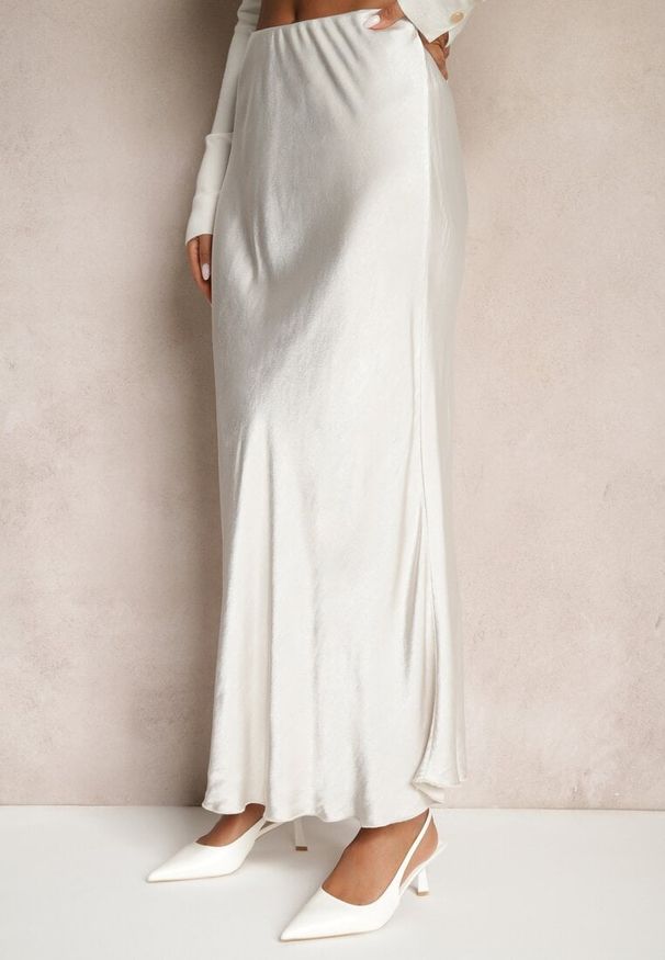 Renee - Beżowa Rozkloszowana Spódnica Satynowa z Wiskozy Rihaniel. Okazja: na co dzień. Kolor: beżowy. Materiał: satyna, wiskoza. Styl: klasyczny, casual, elegancki