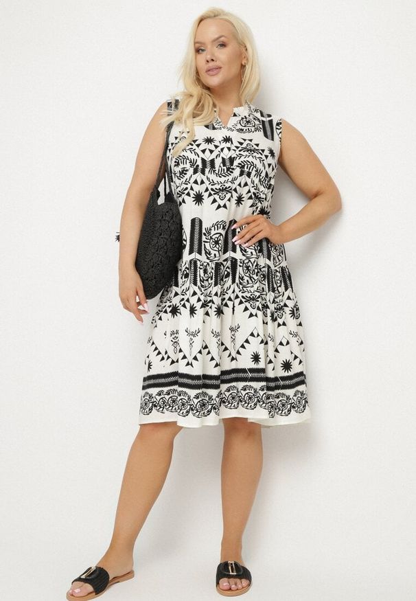 Born2be - Czarno-Kremowa Sukienka o Rozkloszowanym Kroju Bez Rękawów w Etniczny Wzór Revarise. Okazja: na co dzień. Typ kołnierza: dekolt w serek. Kolekcja: plus size. Kolor: czarny. Długość rękawa: bez rękawów. Typ sukienki: dla puszystych. Styl: casual