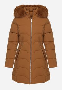 Born2be - Brązowa Taliowana Kurtka z Pikowanymi Przeszyciami i Kapturem z Futrem Mundria. Okazja: na co dzień. Kolor: brązowy. Materiał: futro. Styl: klasyczny, casual, elegancki #5