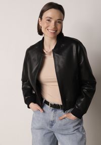 Born2be - Czarna Przejściowa Kurtka Bomberka z Imitacji Skóry Izanelia. Okazja: na co dzień. Kolor: czarny. Materiał: skóra. Wzór: kwiaty. Styl: casual #1