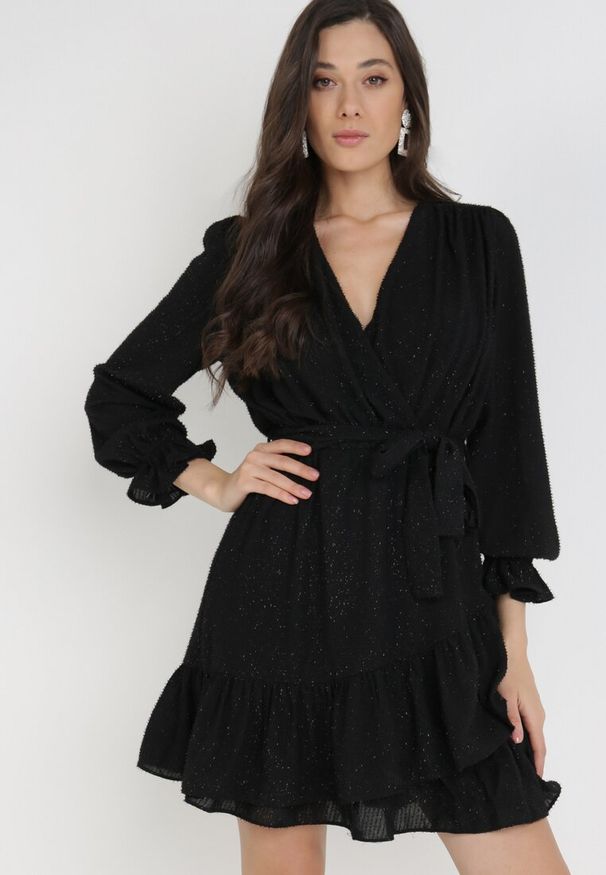 Born2be - Czarna Sukienka Pronynome. Kolor: czarny. Materiał: tkanina, guma. Wzór: aplikacja. Typ sukienki: kopertowe. Długość: mini