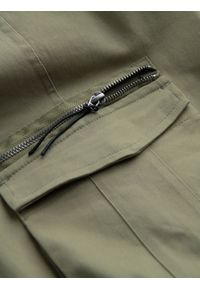 Ombre Clothing - Męskie spodnie cargo STRAIGHT LEG z trójkątnym pinem na kieszeni – oliwkowe V2. Okazja: na co dzień. Kolor: oliwkowy. Materiał: bawełna, elastan, materiał. Wzór: gładki. Styl: casual, elegancki #10