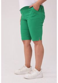 Nasi partnerzy - Komfortowe zielone spodnie bermudy PLUS SIZE XXL OVERSIZE. Kolekcja: plus size. Kolor: zielony. Materiał: wiskoza, elastan, tkanina, włókno, poliester. Długość: krótkie
