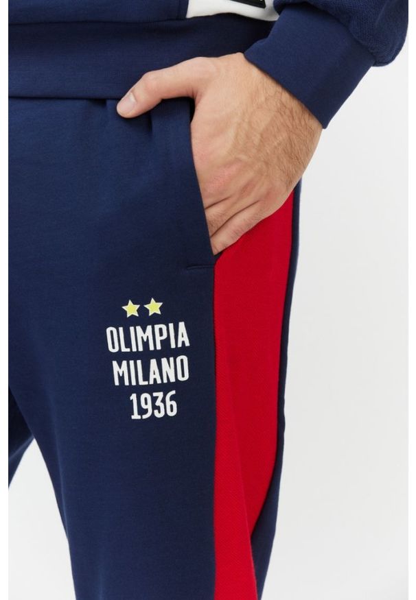 EA7 Emporio Armani - EA7 Granatowe spodnie męskie Olimpia milano, Rozmiar M. Kolor: niebieski. Materiał: dresówka, bawełna. Wzór: nadruk, aplikacja