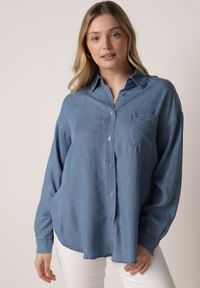 Born2be - Niebieska Koszula Jeansowa z Bawełną Ozdobiona Kieszonką Koreti. Okazja: na co dzień. Kolor: niebieski. Materiał: bawełna, jeans. Wzór: aplikacja. Styl: casual, elegancki, klasyczny #1