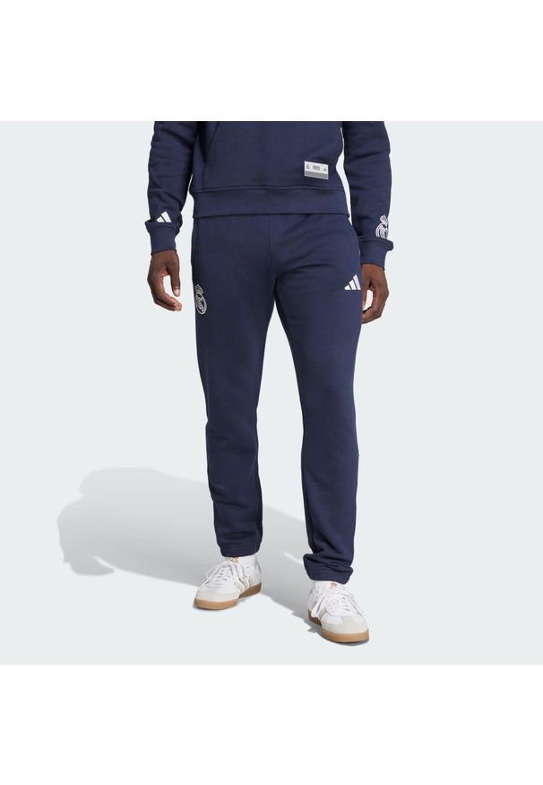 Adidas - Spodnie Real Madrid US Pack. Kolor: biały, niebieski, wielokolorowy. Materiał: dresówka. Sport: piłka nożna
