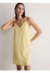 Reserved - Sukienka mini na ramiączkach - jasnożółty. Kolor: żółty. Materiał: dzianina. Długość rękawa: na ramiączkach. Długość: mini