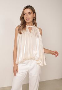 Born2be - Jasnobeżowa Elegancka Bluzka o Kroju Bombki z Warkoczowym Detalem Eutenis. Kolor: beżowy. Materiał: materiał, poliester. Wzór: ze splotem. Styl: elegancki #3