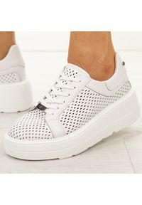 Białe skórzane ażurowe półbuty damskie Filippo Dp7675/26. Okazja: na co dzień. Nosek buta: okrągły. Zapięcie: sznurówki. Kolor: biały. Szerokość cholewki: normalna. Wzór: ażurowy. Materiał: skóra. Sezon: wiosna, lato, jesień. Obcas: na platformie. Styl: casual, klasyczny #1