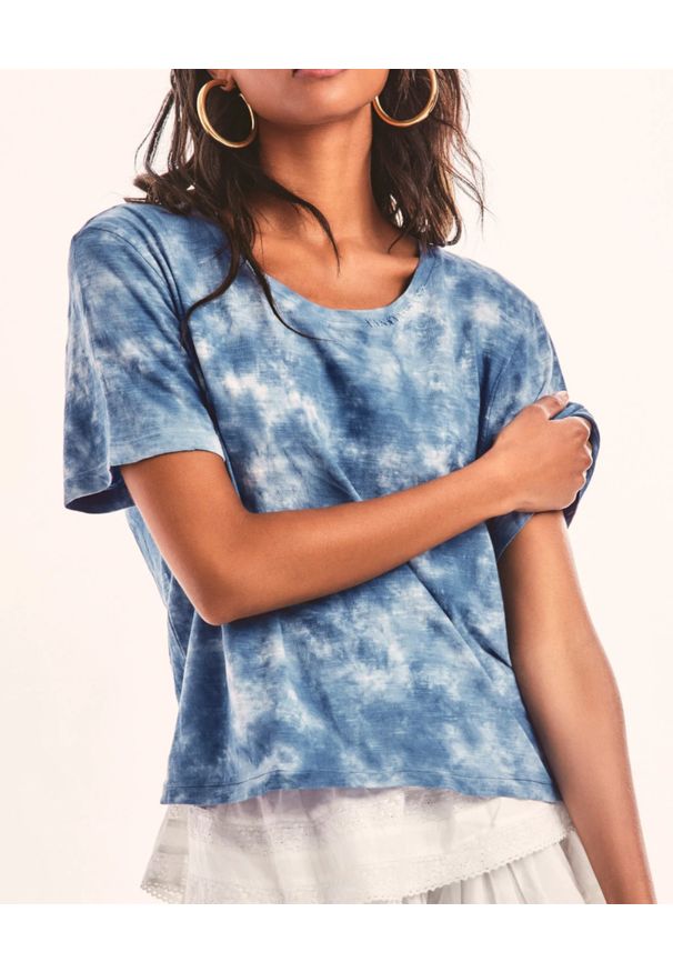 LOVE SHACK FANCY - Wzorzysta koszulka tie- dye t-shirt Calix. Kolor: niebieski. Materiał: bawełna. Długość rękawa: krótki rękaw. Wzór: aplikacja, haft. Styl: klasyczny