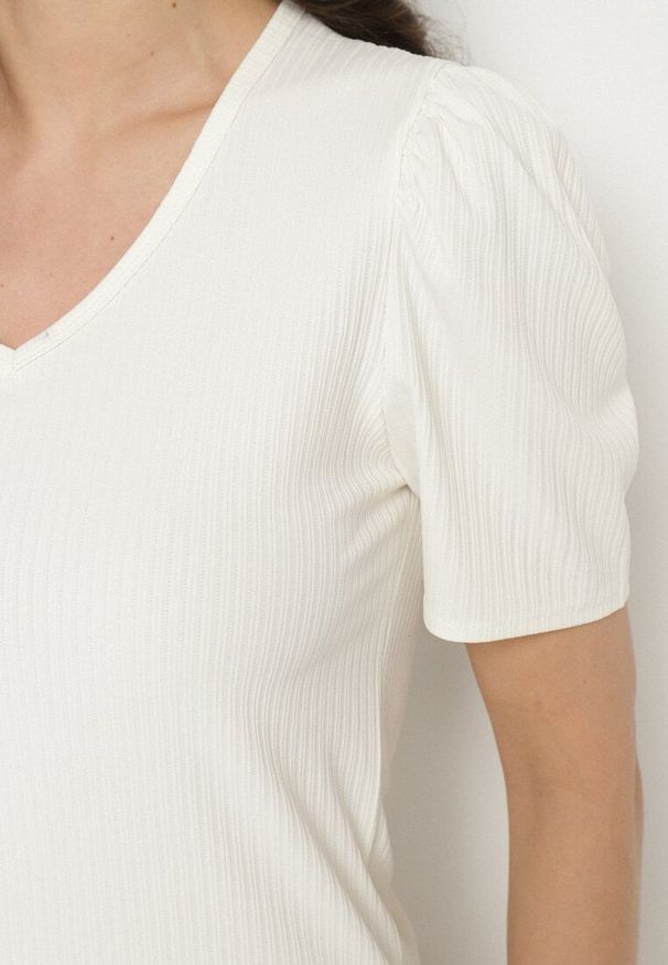 Born2be - Beżowy T-shirt z Dekoltem w Serek Sunesse. Okazja: na co dzień. Typ kołnierza: dekolt w serek. Kolor: beżowy. Materiał: jeans. Styl: klasyczny, casual