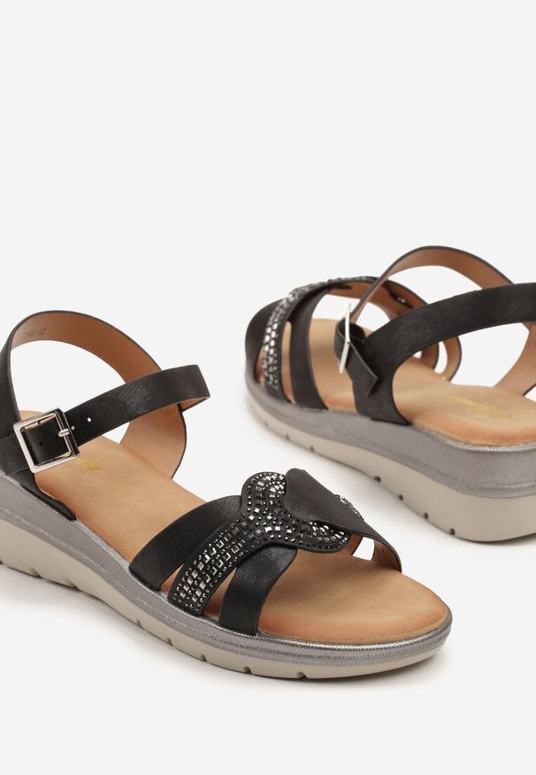 Born2be - Czarne Sandały na Niskim Koturnie Zdobione Cyrkoniami Tanarea. Zapięcie: pasek. Kolor: czarny. Wzór: aplikacja. Obcas: na koturnie. Styl: elegancki, klasyczny