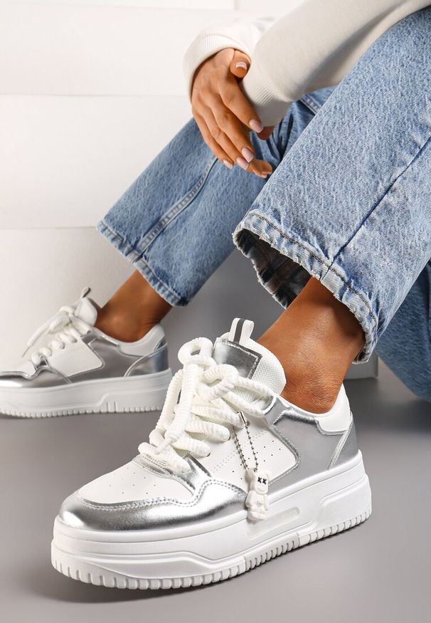 Born2be - Biało-Srebrne Sneakersy z Ozdobną Zawieszką w Kształcie Misia i Szerokimi Sznurówkami Raldika. Nosek buta: okrągły. Kolor: biały. Materiał: jeans