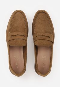 Born2be - Ciemnobeżowe Klasyczne Mokasyny VICES z Imitacji Zamszu ze Skórzaną Wkładką Haliris. Okazja: na co dzień. Kolor: beżowy. Materiał: zamsz, skóra. Styl: klasyczny #6