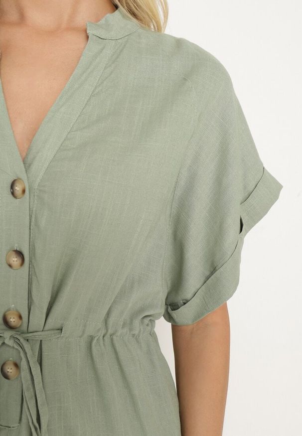 Born2be - Zielona Bawełniana Sukienka z Koszulową Górą i Ściągaczem w Talii Vikleta. Okazja: na co dzień. Typ kołnierza: dekolt w kształcie V. Kolor: zielony. Materiał: bawełna. Typ sukienki: koszulowe. Styl: klasyczny, casual