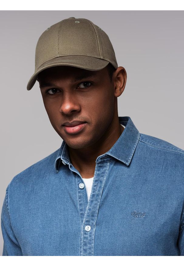 Ombre Clothing - Czapka męska bejsbolówka z daszkiem i ozdobnym haftem – khaki V2 OM-ACCS-0102 - uniwersalny. Kolor: brązowy. Materiał: bawełna. Wzór: haft. Styl: klasyczny, casual