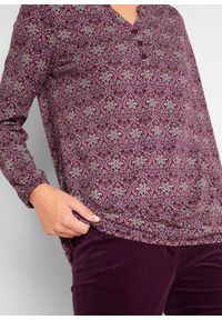 bonprix - Shirt z długim rękawem, dekoltem henley i nadrukiem. Typ kołnierza: typu henley. Kolor: fioletowy. Materiał: jersey. Długość rękawa: długi rękaw. Długość: długie. Wzór: nadruk #2