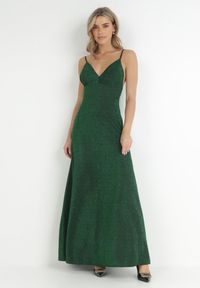 Born2be - Ciemnozielona Rozkloszowana Sukienka z Głębokim Dekoltem Maxii Dilni. Kolor: zielony. Długość rękawa: na ramiączkach. Typ sukienki: rozkloszowane. Długość: maxi