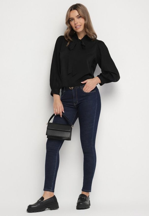 Born2be - Czarna Bluzka z Bufiastymi Rękawami i Wiązaniem przy Szyi Gonithra. Okazja: na co dzień. Kolor: czarny. Materiał: jeans. Styl: klasyczny, casual
