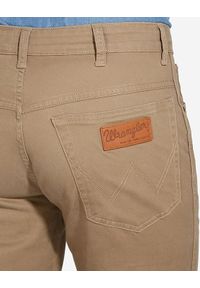 Wrangler - WRANGLER TEXAS MĘSKIE SPODNIE MATERIAŁOWE STRETCH SAFARI KHAKI W121AP178. Kolor: brązowy #2