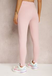 Renee - Różowe Dresowe Spodnie z Bawełny High Waist Ozdobione Naszywką Lorniwa. Okazja: na co dzień. Stan: podwyższony. Kolor: różowy. Materiał: bawełna, dresówka. Wzór: aplikacja. Styl: casual, elegancki #3