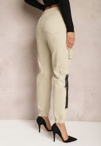 Renee - Jasnobeżowe Bawełniane Spodnie z Kieszeniami Cargo i Nogawkami Jogger Aniret. Kolor: beżowy. Materiał: bawełna. Wzór: aplikacja #4
