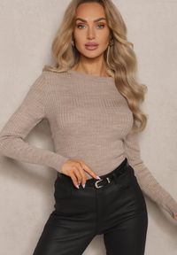 Renee - Jasnobeżowy Casualowy Sweter z Prążkowanego Materiału Zintra. Okazja: na co dzień. Kolor: beżowy. Materiał: materiał, prążkowany. Długość rękawa: długi rękaw. Długość: długie. Styl: casual