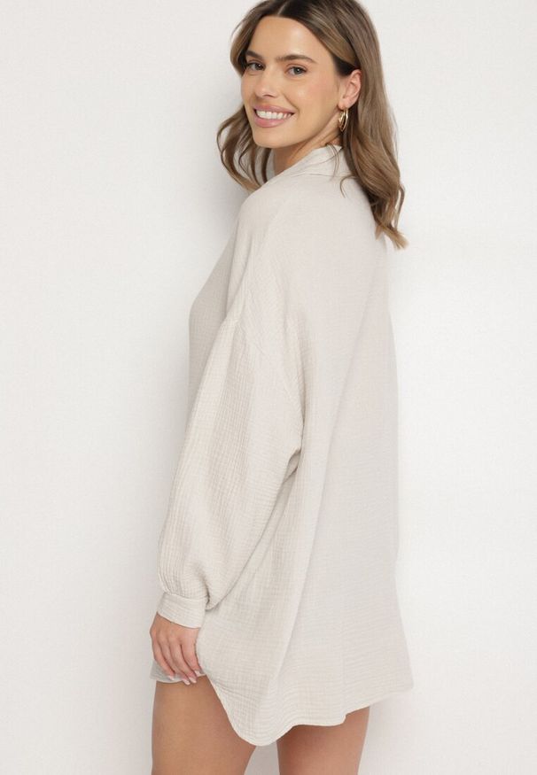 Born2be - Jasnobeżowa Bawełniana Koszula Muślinowa Atelora. Typ kołnierza: kołnierzyk klasyczny. Kolor: beżowy. Materiał: bawełna. Długość rękawa: długi rękaw. Długość: długie. Sezon: wiosna, lato. Styl: klasyczny