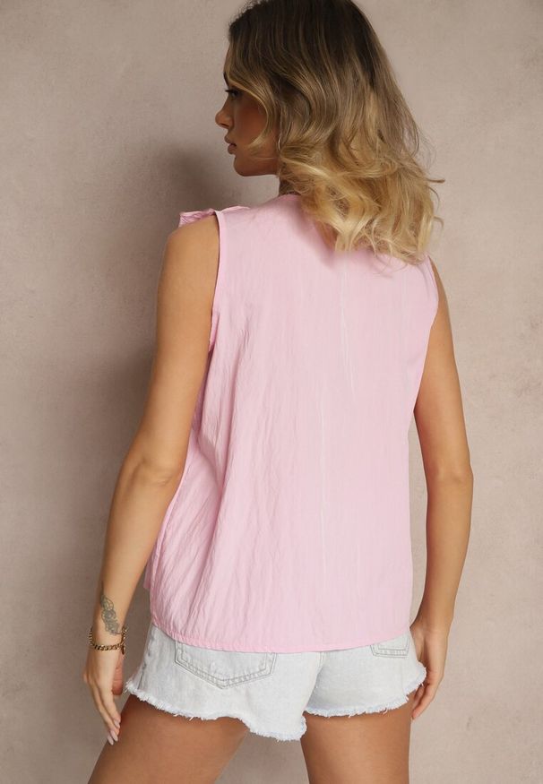 Renee - Jasnoróżowa Koszula z Wiskozą Bez Rękawów Zdobiona Falbaną przy Dekolcie V Millimia. Kolor: różowy. Materiał: wiskoza. Długość rękawa: bez rękawów. Wzór: aplikacja