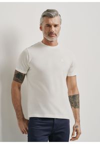 Ochnik - Kremowy T-shirt męski basic z logo. Kolor: biały. Materiał: bawełna. Wzór: aplikacja #2