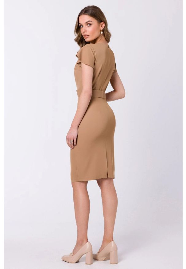 Sukienki.shop - Elegancka ołówkowa sukienka z paskiem krótki rękaw beżowa. Kolor: beżowy. Długość rękawa: krótki rękaw. Typ sukienki: ołówkowe. Styl: elegancki