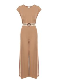 Born2be - Beżowy Kombinezon z Paskiem Thalaera. Kolor: beżowy. Materiał: prążkowany, dzianina. Długość rękawa: krótki rękaw. Długość: krótkie. Wzór: jednolity. Sezon: lato. Styl: boho #5