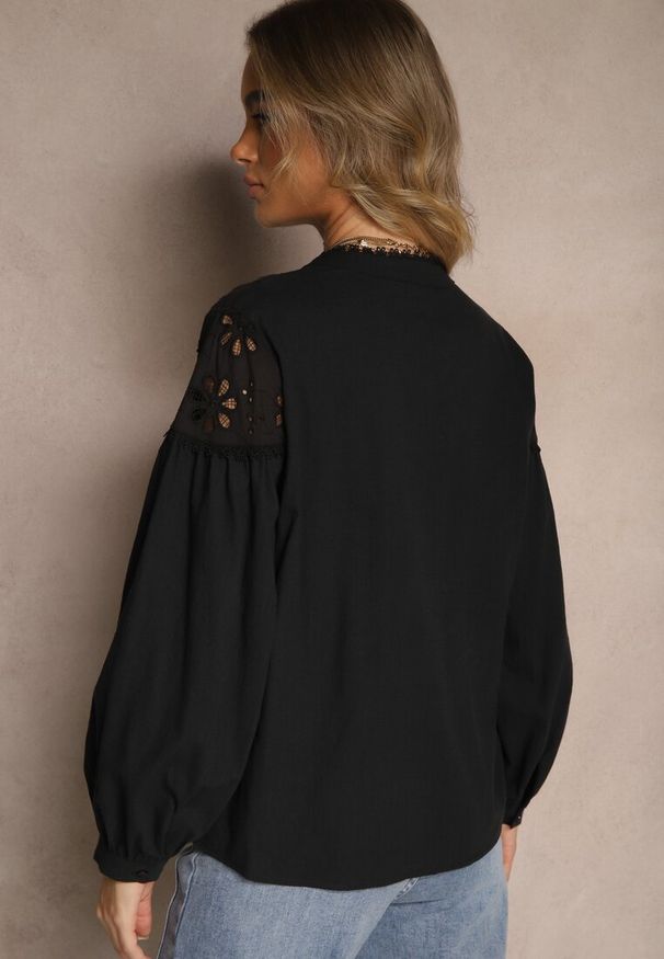 Renee - Czarna Koszula z Bawełny Ozdobiona Koronkowymi Wstawkami Erivaris. Okazja: na co dzień, na spotkanie biznesowe, do pracy. Typ kołnierza: dekolt w kształcie V. Kolor: czarny. Materiał: bawełna, koronka. Wzór: aplikacja. Styl: biznesowy, casual, elegancki