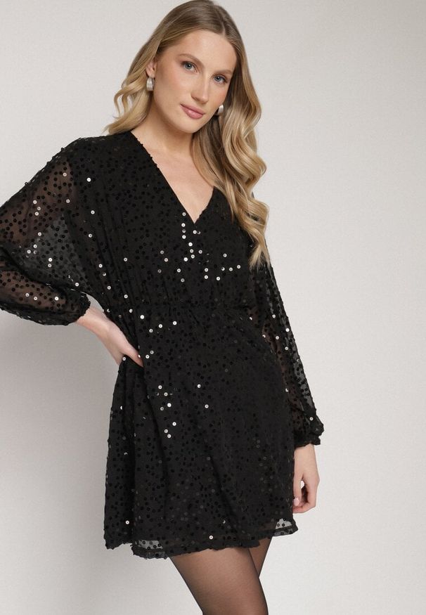 Born2be - Czarna Cekinowa Sukienka o Rozkloszowanym Kroju z Długimi Rękawami Reira. Okazja: na imprezę. Kolor: czarny. Materiał: poliester. Długość rękawa: długi rękaw. Styl: elegancki