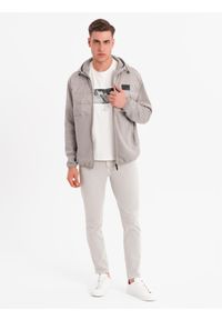 Ombre Clothing - Męska lekka kurtka z łączonych materiałów z kapturem i ozdobnym pikowaniem – popielata V3. Okazja: na co dzień. Typ kołnierza: kaptur. Kolor: szary. Materiał: materiał. Wzór: aplikacja. Styl: casual