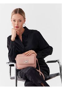 Calvin Klein Torebka Re-Lock Camera Bag With Flap Pbl K60K609397 Różowy. Kolor: różowy. Materiał: skórzane #3