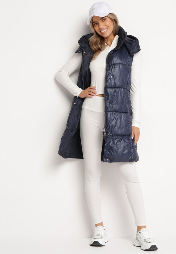 Born2be - Granatowa Kamizelka o Długim Pikowanym Fasonie z Odpinanym Kapturem Glonte. Okazja: na co dzień. Kolor: niebieski. Materiał: materiał, tkanina. Długość: długie. Styl: klasyczny, casual