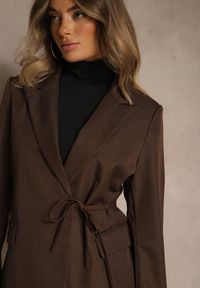 Renee - Brązowa Marynarka z Ozdobnym Wiązaniem z Boku w Talii Nenarie. Okazja: na co dzień. Kolor: brązowy. Materiał: poliester, jeans. Wzór: aplikacja. Styl: elegancki, casual #3