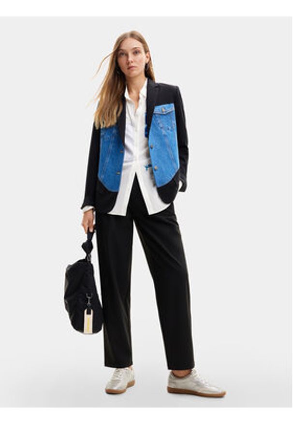 Desigual Koszula Genova 24SWCW21 Biały Regular Fit. Kolor: biały. Materiał: wiskoza